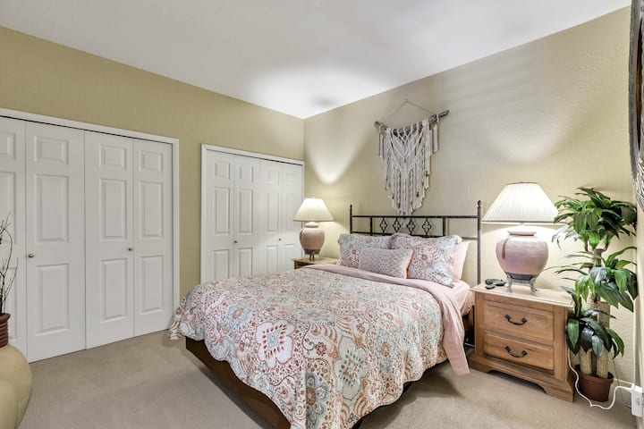 מיטת קווין סייז נוחה עם מצעי כותנה יוקרתיים, נגיעות של דרום מערב ושני ארונות גדולים 