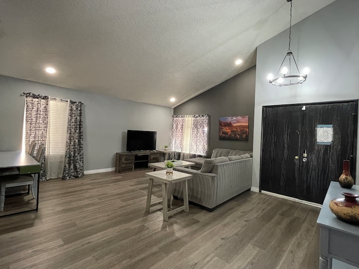 3.5 Mile To Strip Paradise Backyard With Pool - Las Vegas Strip, NV