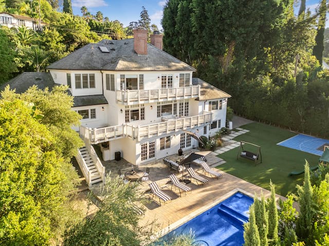 Huge 6BR Villa-Theater, Pool, Hot Tub & Basketball