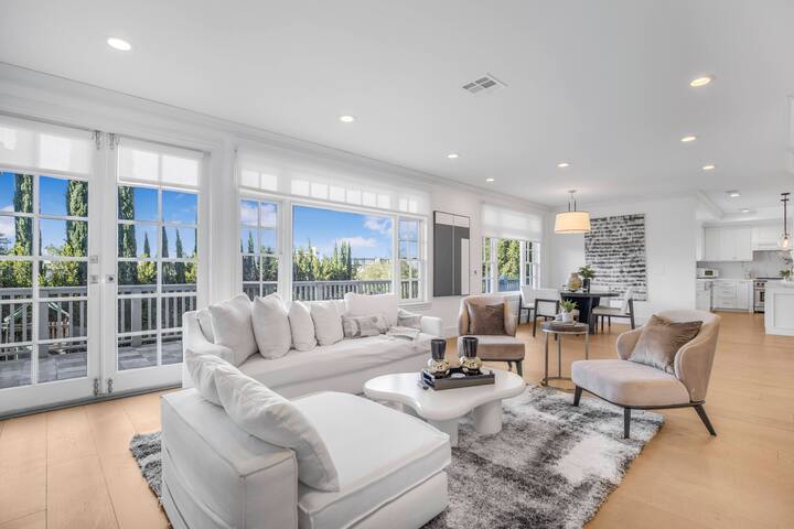 Huge 6BR Villa-Theater, Pool, Hot Tub & Basketball gallery image 3