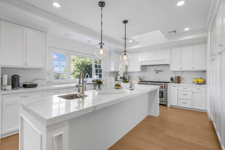 Huge 6BR Villa-Theater, Pool, Hot Tub & Basketball gallery image 4