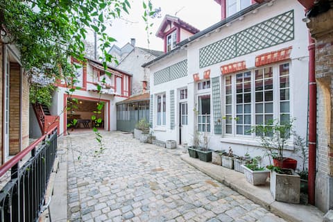 * Historic quiet house - Palace of Versailles *