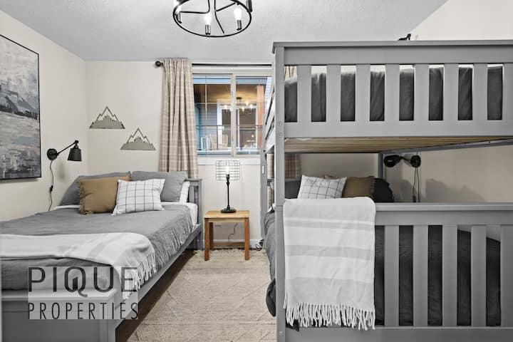 Chumba cha kulala cha pili kina godoro lenye ukubwa maradufu upande wa kushoto na kitanda cha ghorofa mbili upande wa kulia. Kila sehemu ya kulala ina taa yake ya pembeni kwa ajili ya starehe ya kila mtu. Perfect kwa ajili ya familia na watoto! 