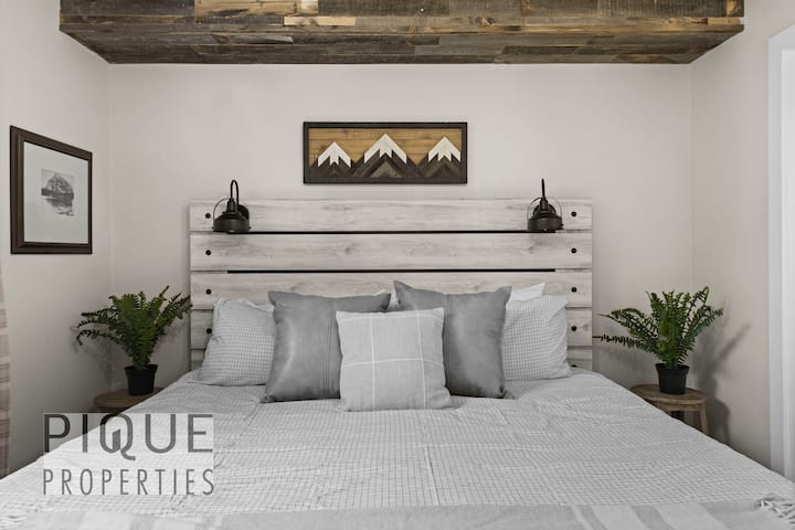 Kuingia kwenye chumba cha kulala cha bwana kunakufanya ujisikie kama kifalme! Akishirikiana na kitanda cha ukubwa wa mfalme na mito ya mapambo ya kifahari na mashuka ya kifahari, maliwazo na mablanketi, utajikuta ukitaka kulala wakati wa ukaaji wako!