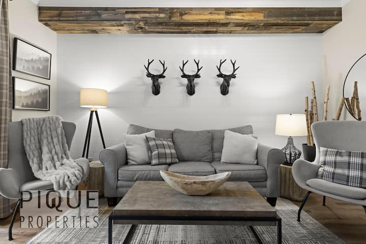 Mtindo hukutana na sehemu inayofanya kazi katika sehemu iliyohamasishwa na mbunifu na vitu vya kisasa vya milimani kote.