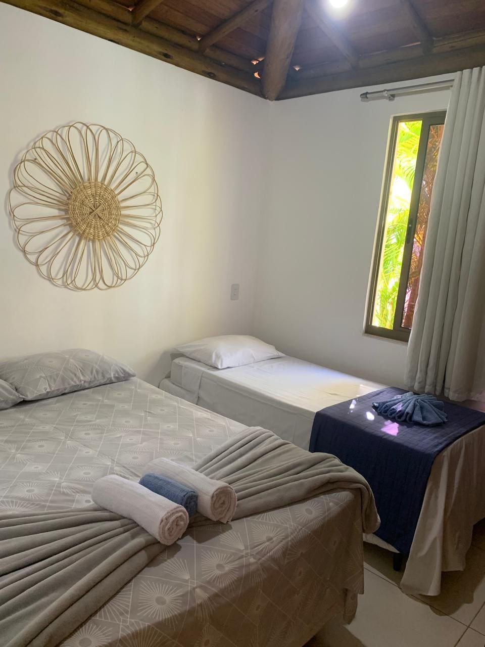 底层房间配备1张双人床和1张单人床，配备衣柜和空调，让您在度过美好一天的休闲、日光浴和宁静后，拥有美好的梦想！