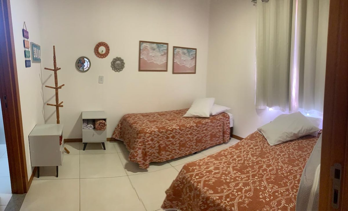 高级套房，配备两张单人床和一张辅助床、抽屉、衣架。 一切都干净整洁，装饰得很漂亮！！！