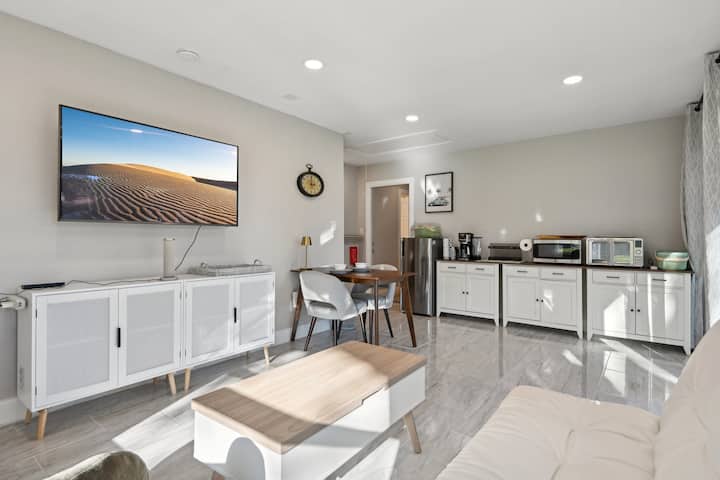 Soggiorno accogliente e moderno con vista soleggiata e spazio per rilassarsi o cenare. A pochi minuti da DFW, AT&T Stadium e tutto il divertimento del Metroplex.

#ModernAirbnb #DFWStay #TexasGetaway #MinimalistHome #AirbnbTexas #VacationVibes #BedfordTX #QuietLuxury
