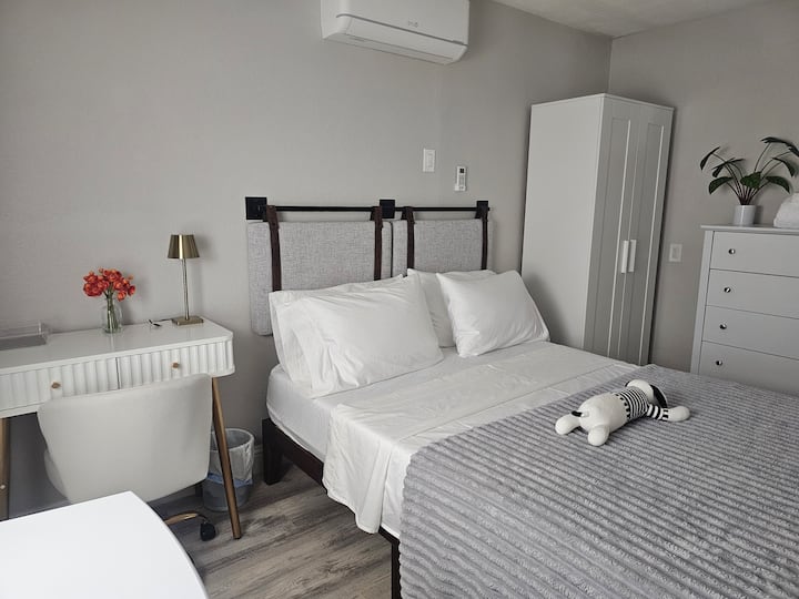 Rilassati e ricaricati in questa accogliente camera da letto progettata con cura. Goditi lenzuola fresche, biancheria da letto morbida e un'estetica moderna e rilassante.

Hashtag:
#ComfortModerno #RifugioAccogliente #LussoTranquillo #SogniElegante #ToniNeutri #LettoQueenSize

