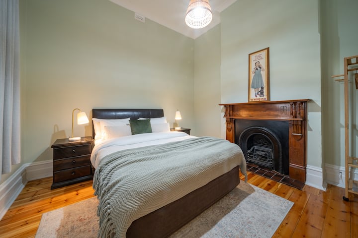 Lala kwa starehe ukiwa na matandiko ya kifahari katika kitanda hiki cha ukubwa wa Queen, meko ya zamani na tani za joto. Chumba hiki cha kupendeza kinachanganya vitu vya kisasa na vipengele vya kawaida kwa ajili ya mapumziko ya amani.