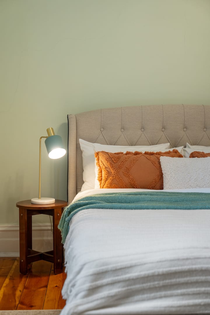 Pata hisia ya starehe katika chumba hiki cha kulala chenye utulivu na matandiko ya kifahari, mwangaza wa joto na mapambo maridadi kwa ajili ya ukaaji wa kupumzika.