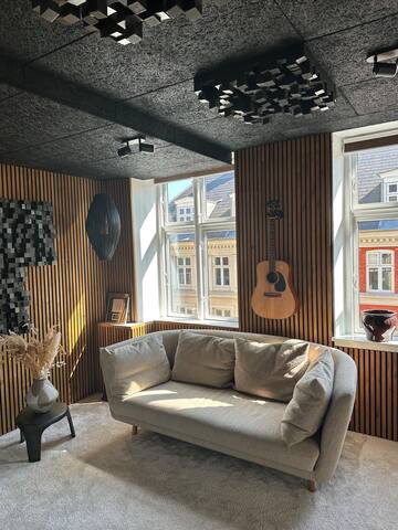 Spacious flat w. balcony in the vibrant Vesterbro gallery image 5