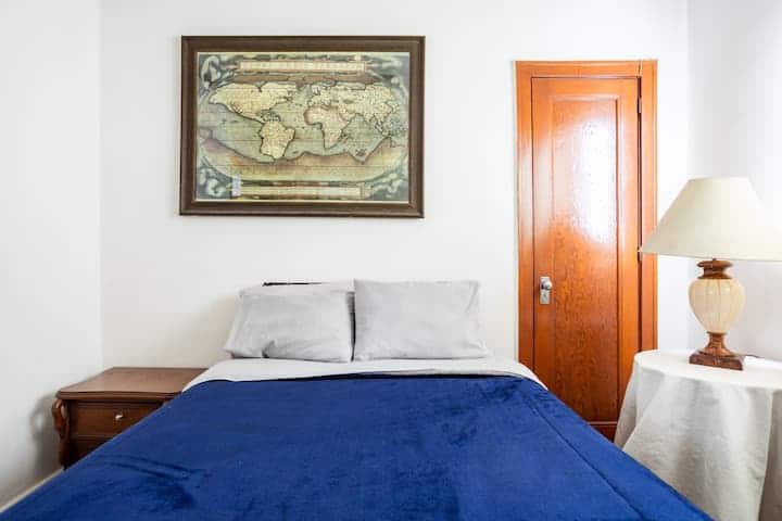 חדר שינה ראשי עם מיטת mtrimonial ויהירות