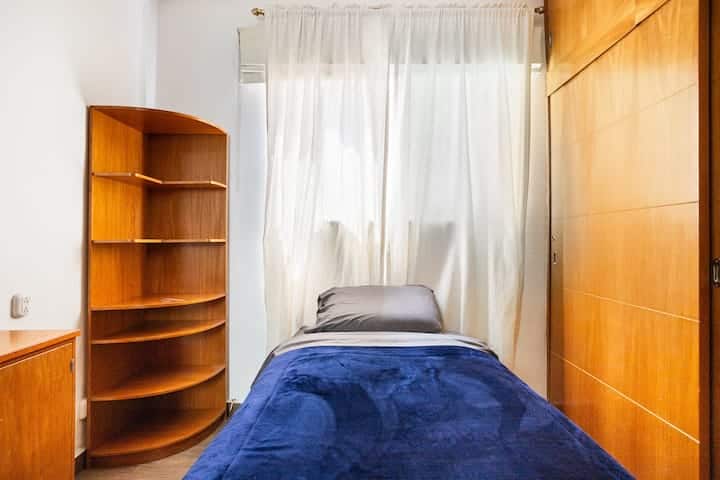 חדר שינה שני עם מיטת יחיד, מסך 42אינץ 'עם אינטרנט ונטפליקס, שולחן וארון מרווח