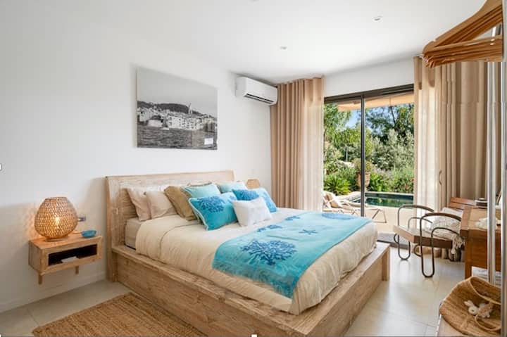 Bright room with natural style, with comfortable double bed and air conditioning. Direct access to a terrace surrounded by greenery. Neat decor, soothing colours and light wood furniture. Ideal for relaxing in a quiet and rejuvenating setting.