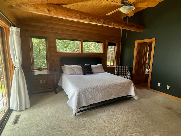 تتميز غرفة النوم الرئيسية هذه في الطابق الرئيسي بسرير كينج وحمام كامل. ارتشف القهوة على السطح الخاص أثناء مشاهدة شروق الشمس في بيجامتك. هل تحتاج إلى متابعة العمل ؟ لقد قمنا بتغطيتك بمكتب صغير. (مرتبة سيلي هجينة للوضعية)