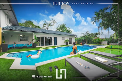 Epic Villa: Pool, Jacuzzi, Games, BBQ, Courtyard