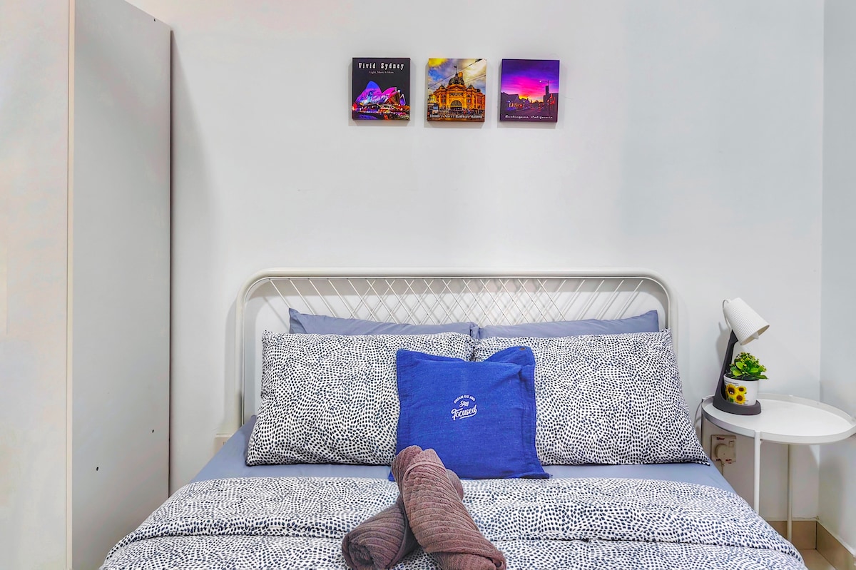 Chumba cha kulala cha pili chenye starehe kilicho na kitanda aina ya queen