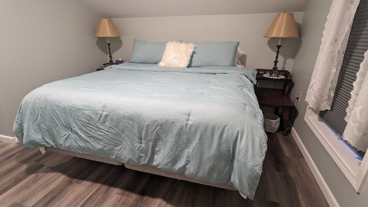 Chumba kimoja kilicho na kitanda aina ya King, kabati, dawati na kiti cha kusomea kilicho na mwanga.