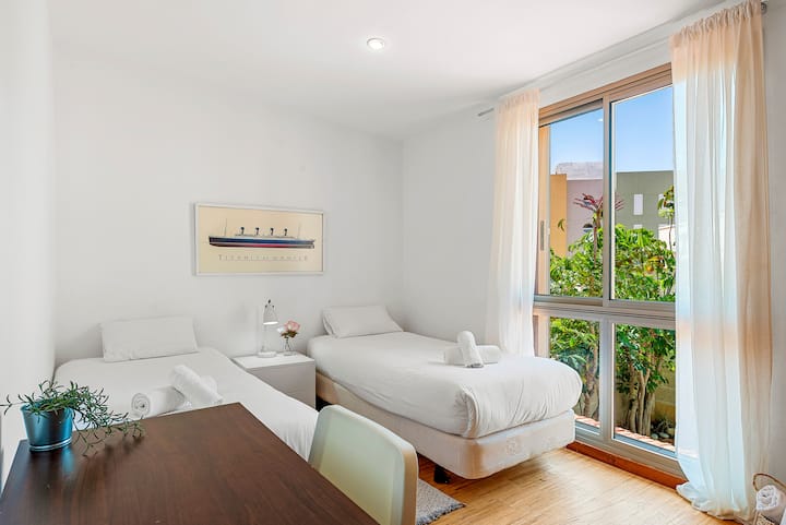 Spavaća soba s radnim stolom i 2 kreveta za jednu osobu