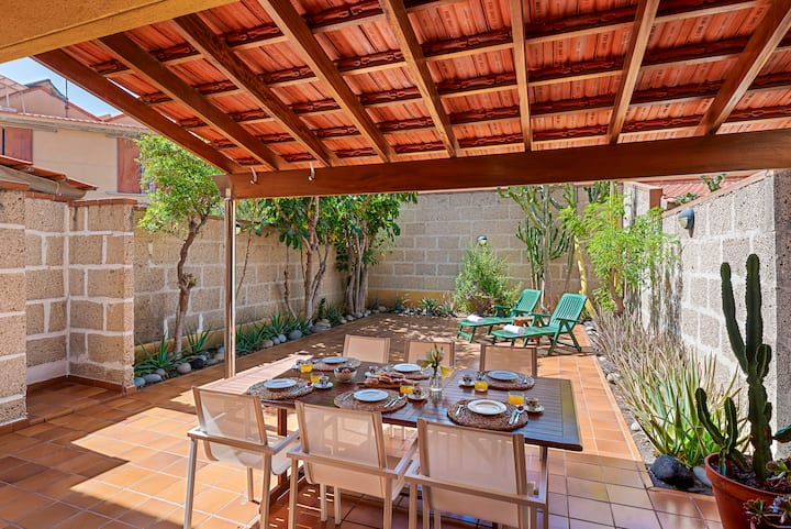 Privatnost na privatnoj terasi s blagovaonicom s pergolom, roštiljem i ležaljkama za sunčanje