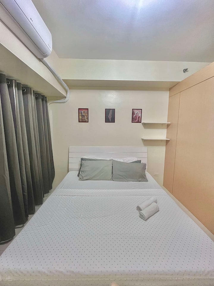 Spálňa - super veľká manželská posteľ, zatemňovacie závesy. 