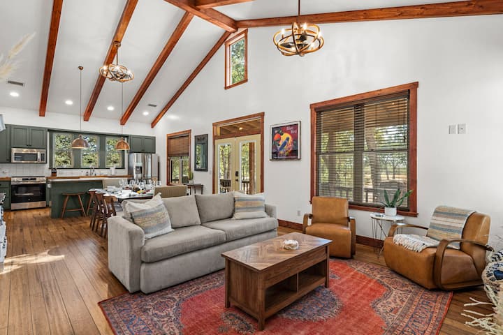 Sala de estar en la casa principal abierta al comedor y la cocina
