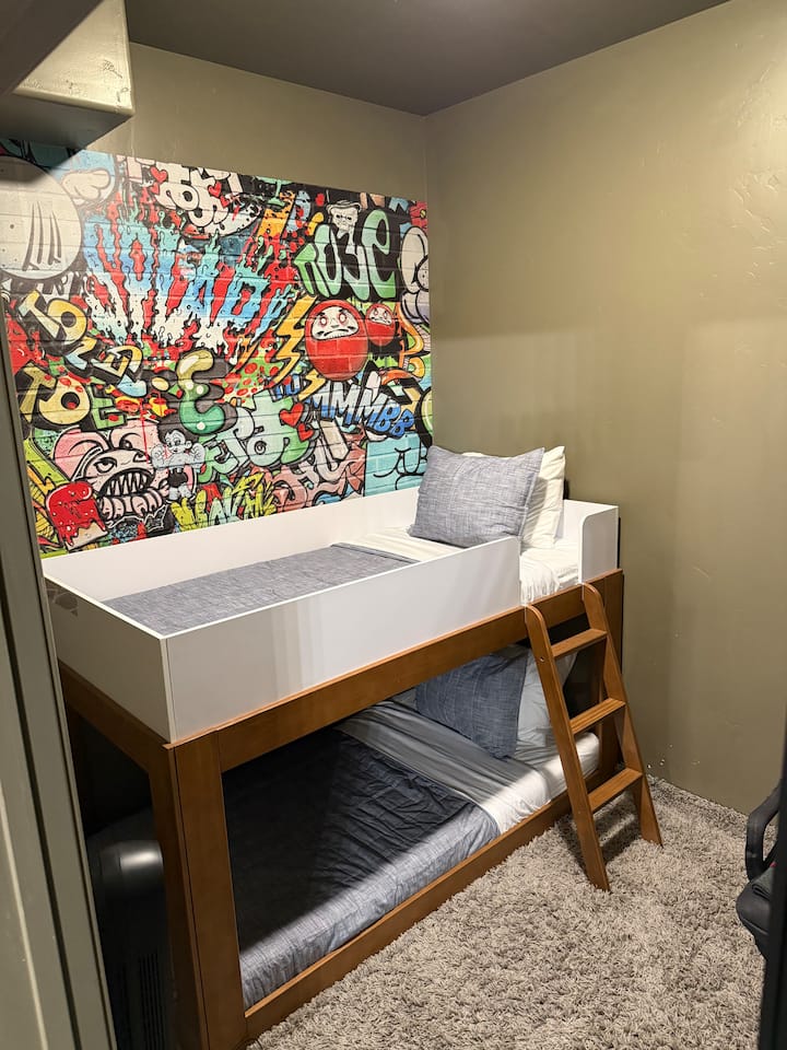 Literas individuales en la sala Xbox. Esto se adjunta a la sala de juegos, por lo que es un espacio compartido. Hay una puerta corrediza para cerrar y un baño completo conectado a la sala de juegos.