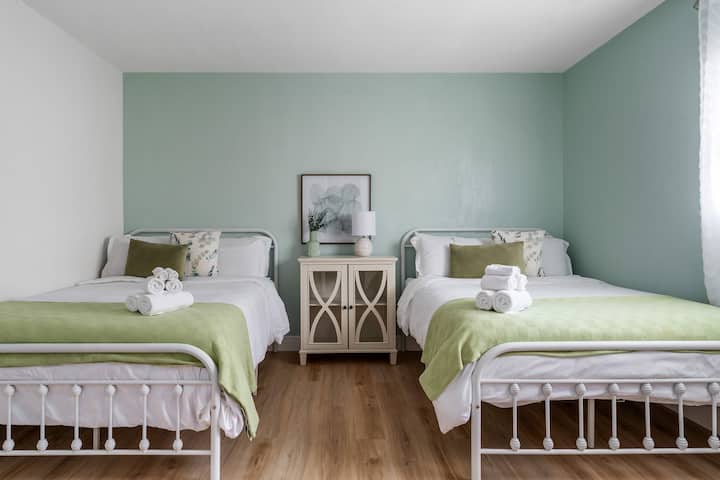 Ova svijetla i ugodna soba ima dva udobna bračna kreveta, savršena za prijatelje ili članove obitelji koji putuju zajedno.







