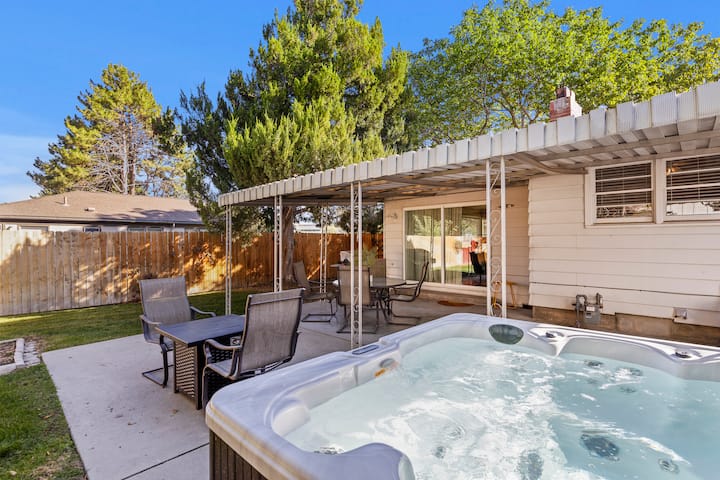 Retro Chic 3br/2ba W/ Hot Tub - Caldwell, ID