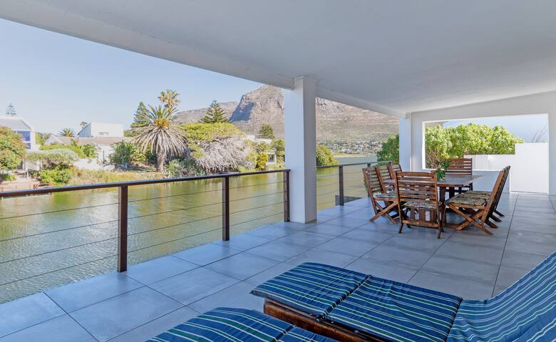 Twin room, Three double-bed at Marina da Gama. gallery image 3