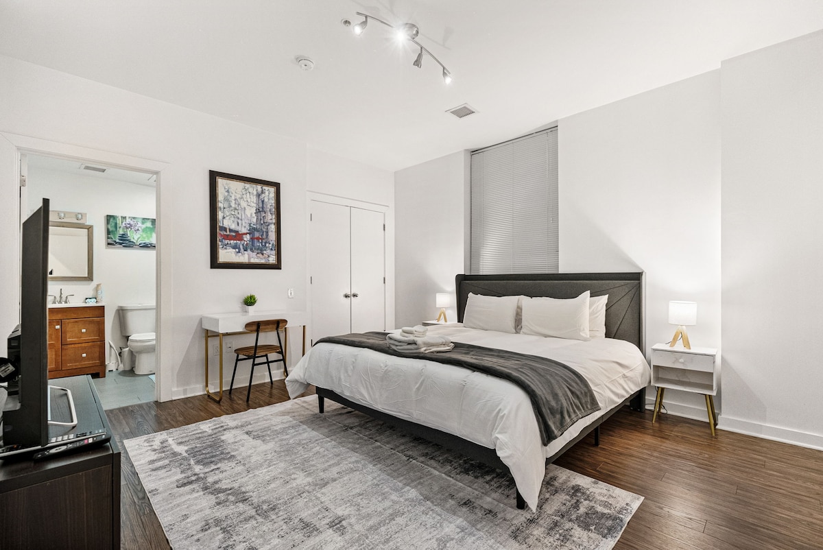 Отпуснете се в стилна, наскоро ремонтирана главна спалня с чисто нови мебели, плюшено легло с размер King и смарт телевизор. Проектирано за комфорт и спокойствие, това тихо място е идеално за спокоен престой.