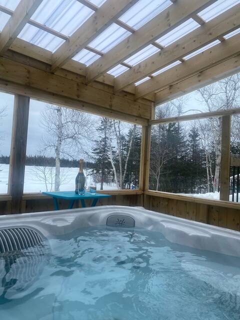 Scenic "Lake House" 3 bedroom cottage with HotTub