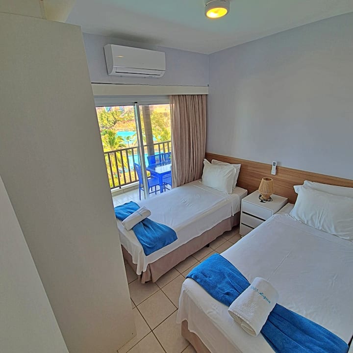 Tuna vitanda viwili vya mtu mmoja, WARDROBE na kiyoyozi katika chumba cha kulala cha pili.