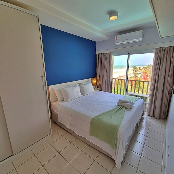 Chumba chenye kitanda cha kifalme chenye starehe sana na mwonekano huu wa kusababisha mapumziko kwa kuangalia tu! Pia tuna televisheni mahiri katika mazingira haya yenye televisheni ya kebo na Intaneti ya Wi-Fi.