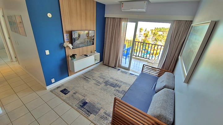 Sebule iliyoingizwa hewa safi yenye kitanda cha sofa, televisheni mahiri yenye chaneli za kebo na Wi-Fi.