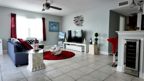 Popular Airbnb listing: Entire Beach Condo (Pool, WiFi, Gym) in North Redington Beach