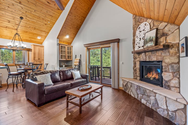 Obývací priestor na poschodí v penzióne s plynovým krbom