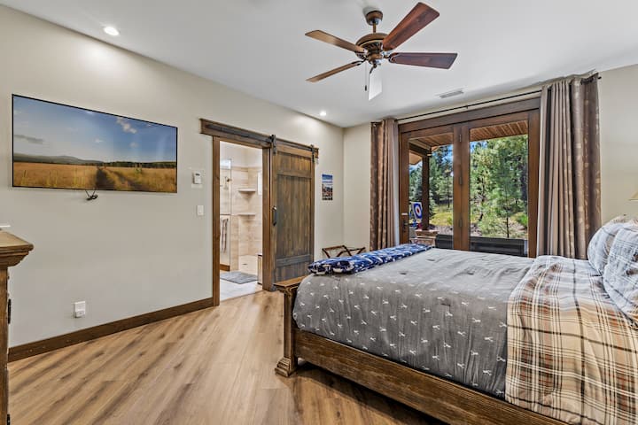 Hlavná spálňa na prízemí v hlavnom dome s východom z terasy