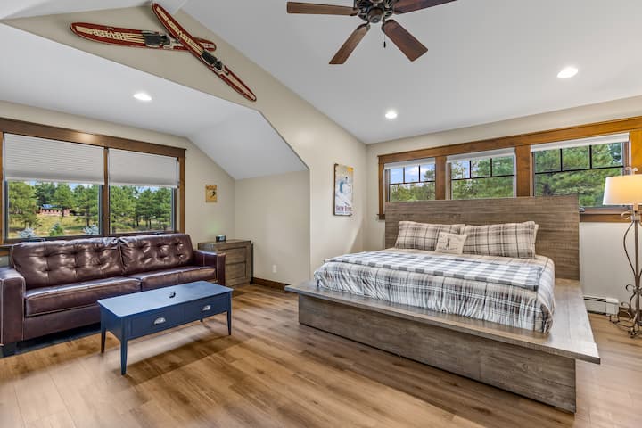 Hlavná spálňa na poschodí s manželskou posteľou King a pohovka s manželskou posteľou