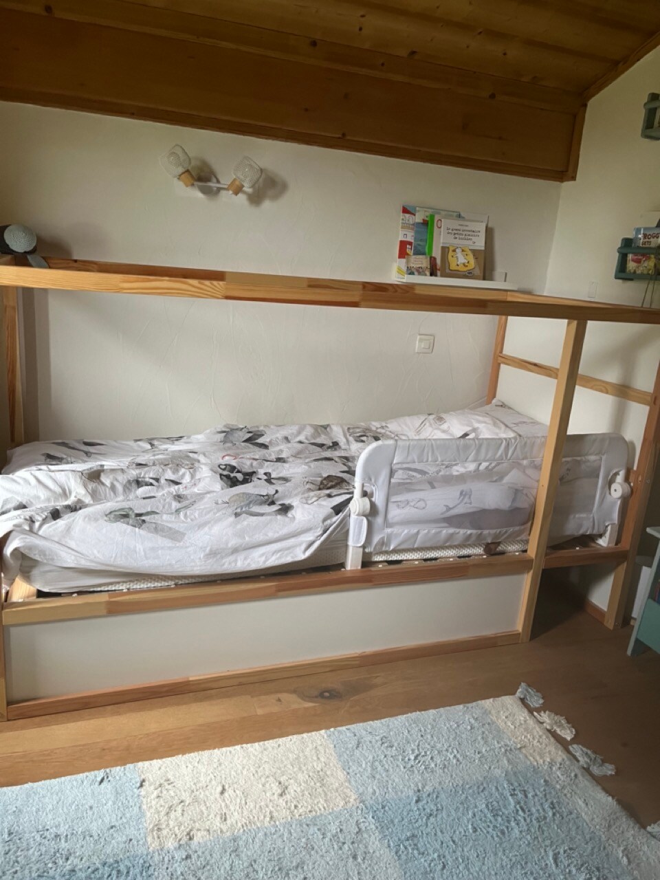 卧室4-这是一张200 x 90的床，是一张大小适中的单人床，非常适合成人或儿童入住。