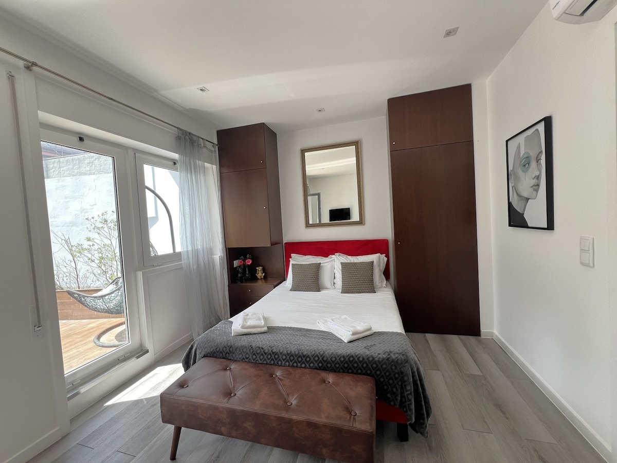 Удобен кревет во соба со природно осветлување