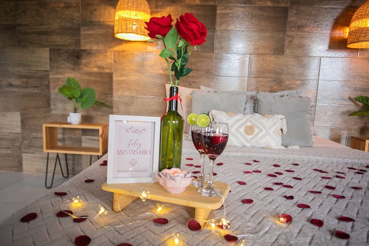 Едноставна декорација според пригодата

- Потпишете според приликата 
- Две чаши за коктели 
- Романтична декорација 
- Ливчиња од роза и/или балони 
- Пловење 