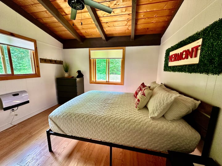 ห้องนอนใหญ่เตียงควีนไซส์