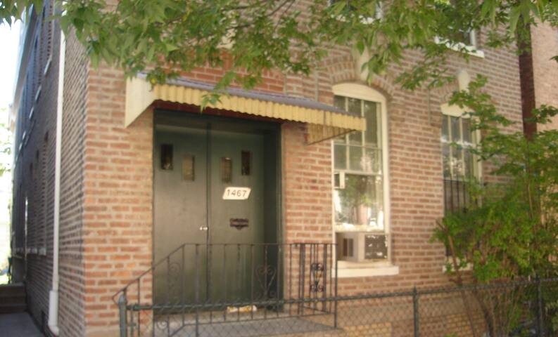 Condo with private terrace, free WIFI and parking