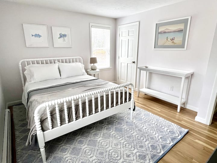 Queen bedroom, flatscreen TV and Roku