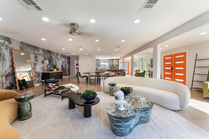 ❤️Luxury Villa 4BRx4BA w/pool 10 mins from strip❤️ gallery image 3