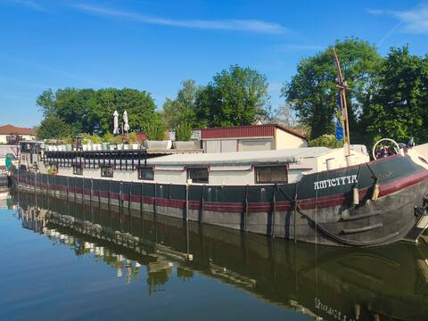 Houseboat accommodation at the dock unusual stay atypical