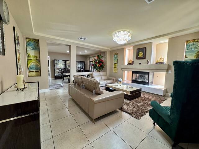 Luxury, Cheerful & Spacious 5 Bedroom Home! gallery image 4