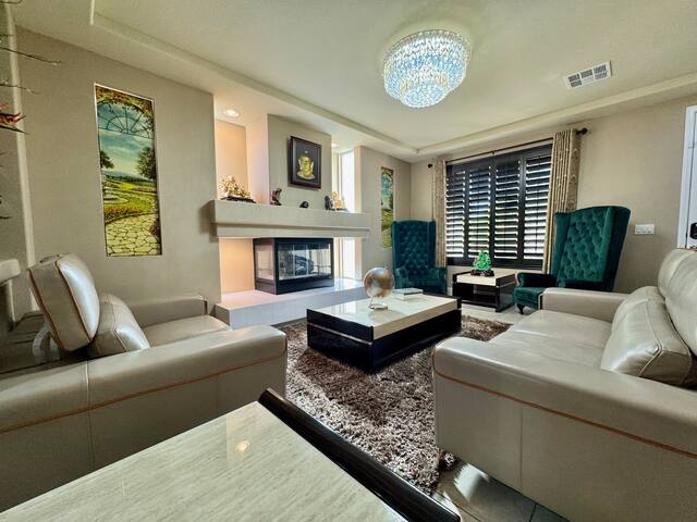 Luxury, Cheerful & Spacious 5 Bedroom Home! gallery image 5